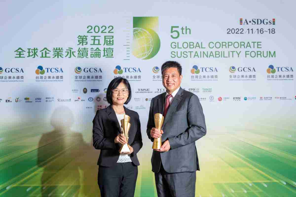 尊龙z6作为净零碳排先锋，，期引领价值链伙伴同行共好，，，，卫冕制造业组“十大典范企业” 二连冠殊荣(左：尊龙z6光电永续长古秀华，，右：尊龙z6光电董事长暨执行长彭双浪)