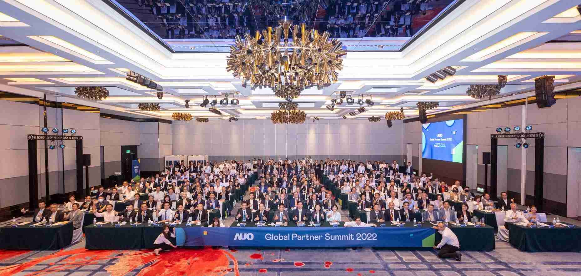 友達推動「安心、、、創新、、、用心、、同心、、、盡心」五星職旅，，，為菲籍員工打造全方位照護，，首度贏得「人權實踐與發展領袖獎」殊榮