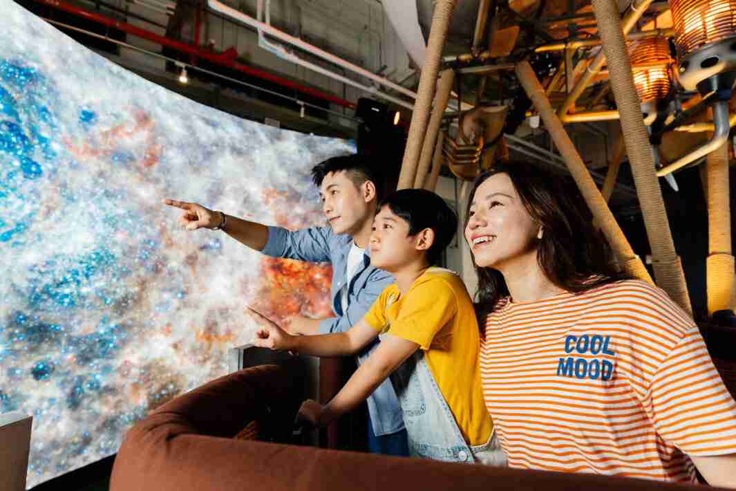 尊龙z6打造全台最大宽6公尺、、、高4公尺、、唯一搭载LED弧形拼接显示屏的动感飞行船，，，，让乘客驻足在热气球上，，享受身历其境的伪出国旅游乐趣