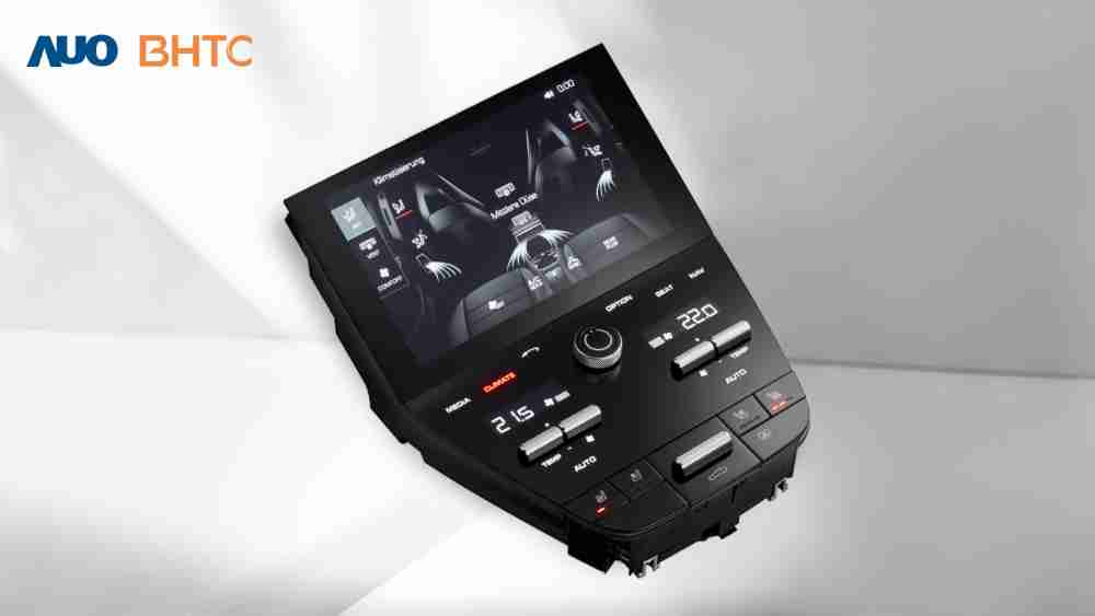 作為友達新生力軍，，，，BHTC所展示的中央與後座鞍部的Display HMI產品，，，，可處理多區恆溫控制、、、顯示畫面，，，呈現仿真3D車室分區；以力傳感技術精準傳遞觸感，，，並結合音量及震動反饋，，，防止意外啟動，，提供使用者自然流暢、、、、直觀且輕鬆駕馭的舒適介面