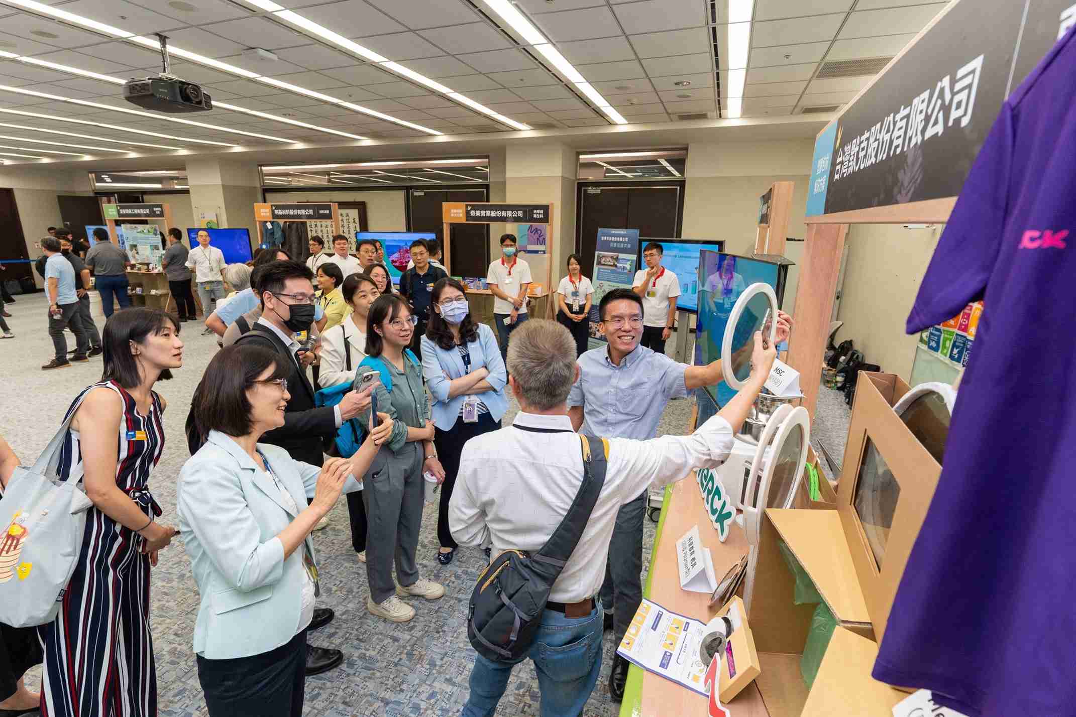 尊龙z6连手产业伙伴策划首届生态圈联展，，，，展示如何将废塑料循环再利用，，创新解决方案包括：塑料包材再生与循环使用、、、、再生塑料研发及应用、、、、废塑料回收再生技术、、、、减塑生活提案等