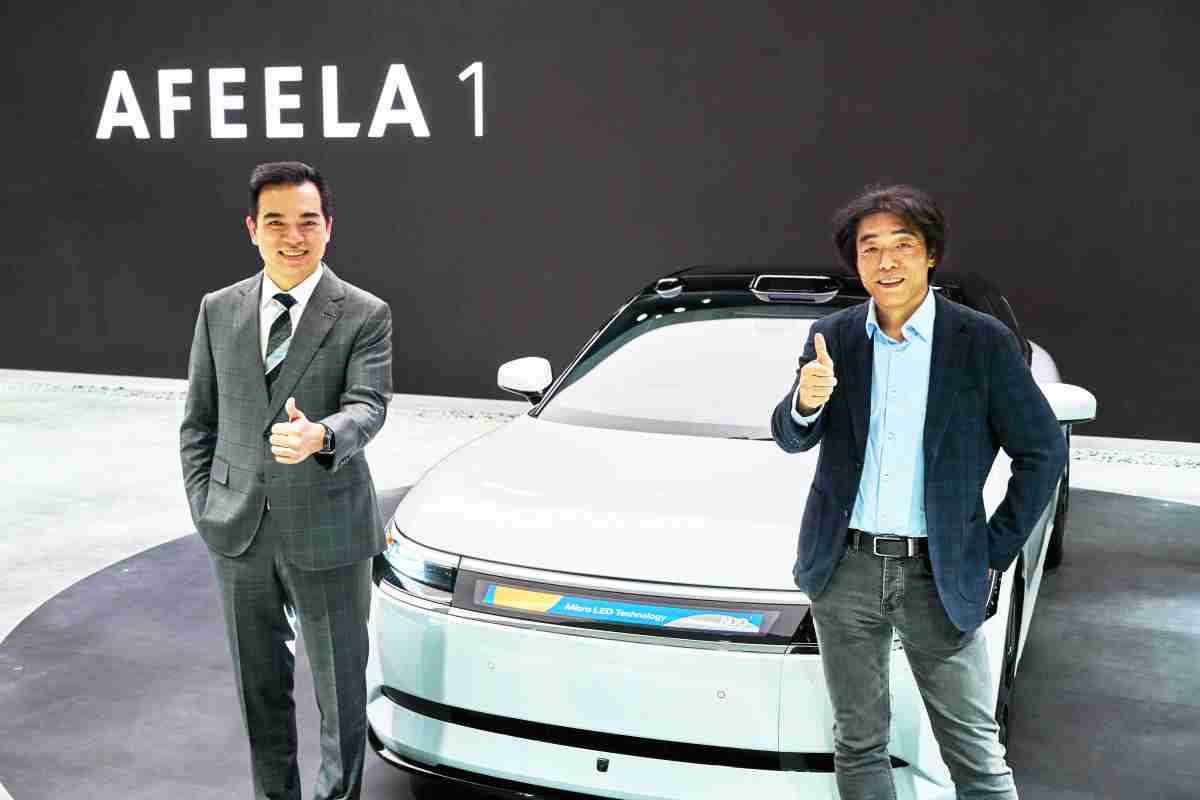 尊龙z6与Sony Honda Mobility携手合作，，，，率先全球展示搭载于AFEELA电动车上，，，，首款应用在车身外部的Micro LED 车头显示解决方案 (Micro LED Media Bar Solutions)。。。。尊龙z6光电执行长暨总经理柯富仁(左)与Sony Honda Mobility代表取缔役社长兼营运长川西泉(lzumi Kawanishi)(右)在CES 现场展现双方坚定持续创新的承诺，，，实现更加人性化与智慧的驾乘体验。。。。